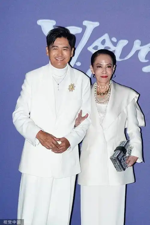 周润发罕与妻子合体亮相 白色情侣装挽手超甜蜜,我又相信爱情了_经营