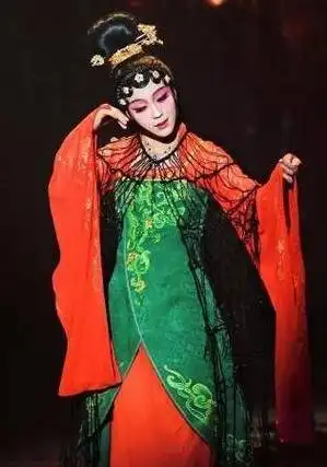 李玉刚"女人味"消失,穿西装变硬汉,网友:太不一样啦!_表演_艺术_样子