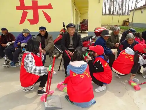 固城中学优秀团员到敬老院献爱心,慰问孤寡老人活动.