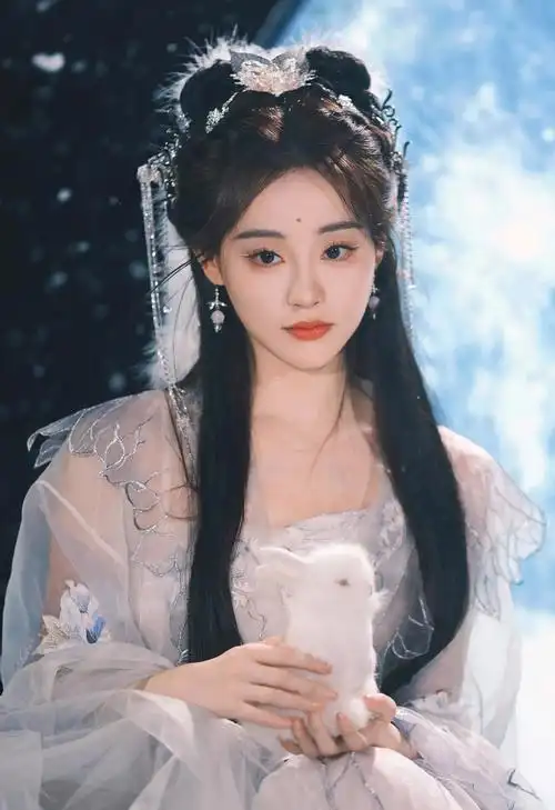 古装奇幻剧《遇龙》播出,祝绪丹一人分饰流萤,阮阿瑜,封尘月,顾轻烟等