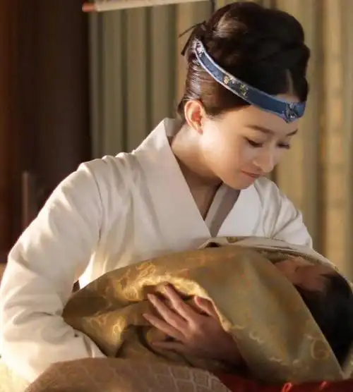 其他明星生孩子就像走秀而赵丽颖在明星中还算是看到的正常产妇了