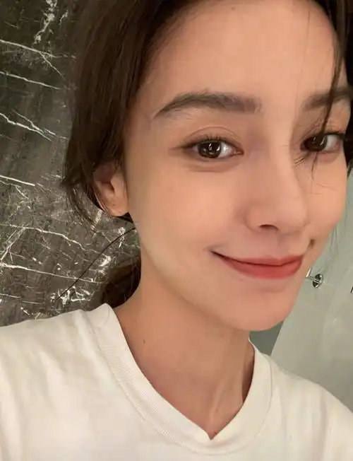 angelababy晒原相机照片引热议素颜状态很真实眼袋泛黑显沧桑