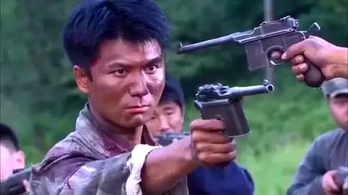 国军营长拿枪指着游击队长,当队长扒开衣服以后营长服了!