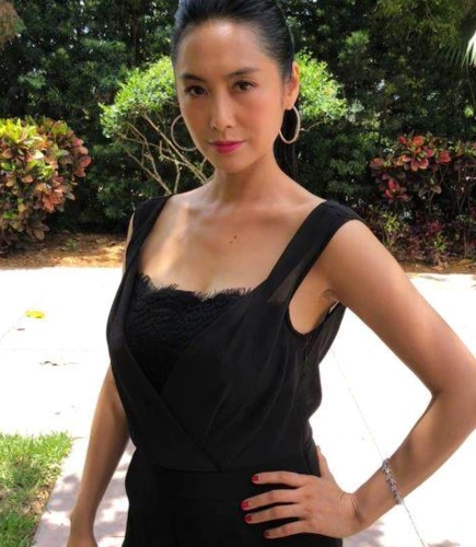 正文          从朱茵的素颜照还是让人很容易看成是快50岁的女人的