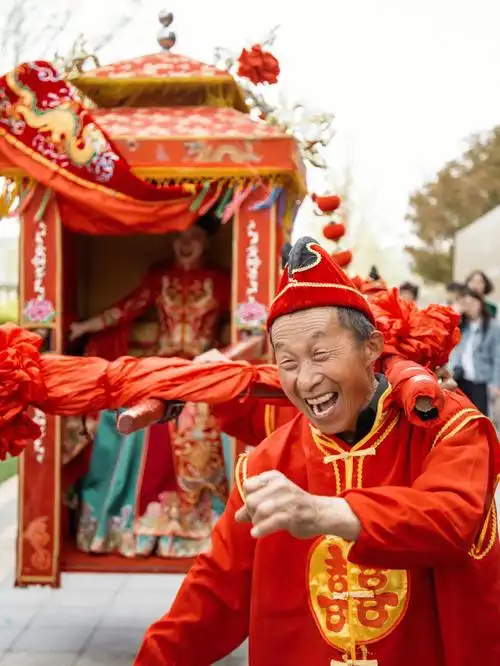 中式元素融入到婚礼中除了现场的布置和流程花轿成了很多人的选择新郎