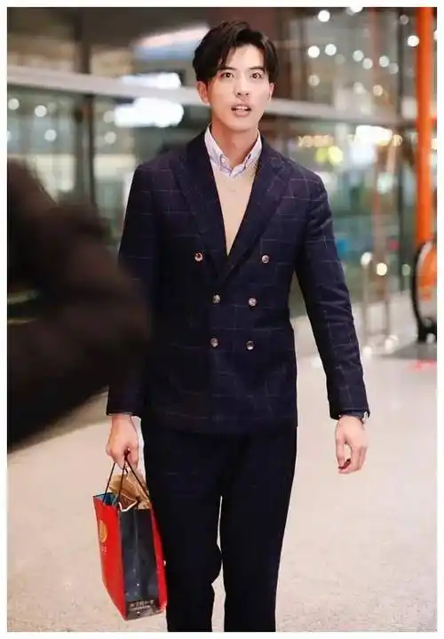 徐开骋轻松出行,短裤搭配外套,187cm的身高也穿成五五身_风格_造型