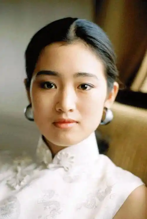 "女神"巩俐的5段爱情:与张艺谋相爱8年分手,嫁黄和祥13年无果_电影