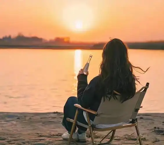 推荐女生背影头像【夏季长发女生背影头像图片】