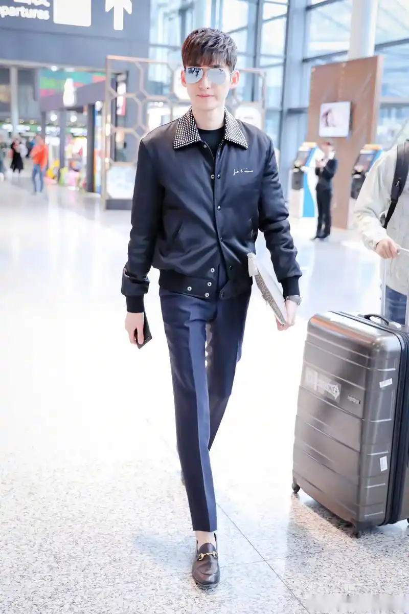 张翰今日现身机场,前往北京进行cctv公益歌曲的拍摄,零片酬出演,为