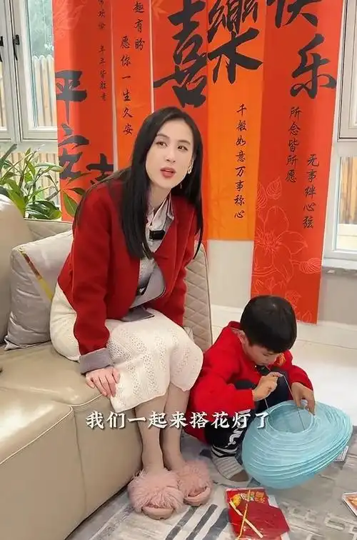 杨子一家四口豪宅过节,黄圣依为老公系围裙秀恩爱,大儿子很拘谨_安迪