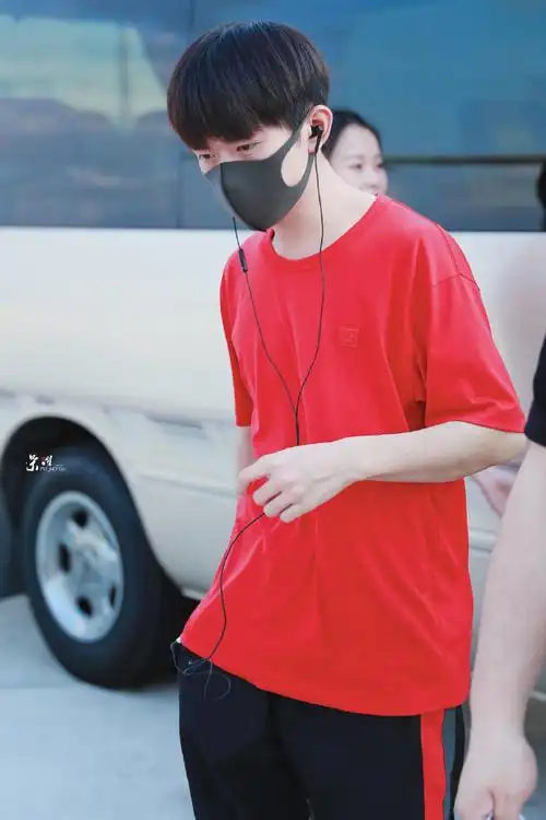 易烊千玺蓝色卫衣机场路透