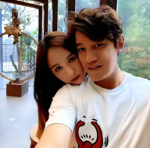 陈乔恩和艾伦重游定情地,两人穿情侣装好般配,结婚2年仍在热恋_爱情