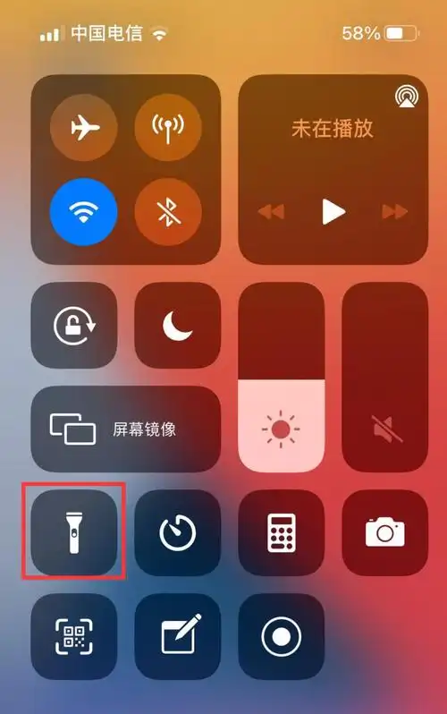 点击左下角的手电筒图标,即可打开手电筒.