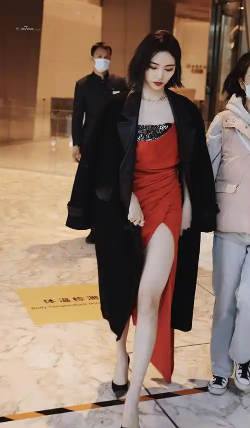 的美腿,使得全部人道感又娇媚,许佳琪的脚上也搭配了一双玄色高跟鞋