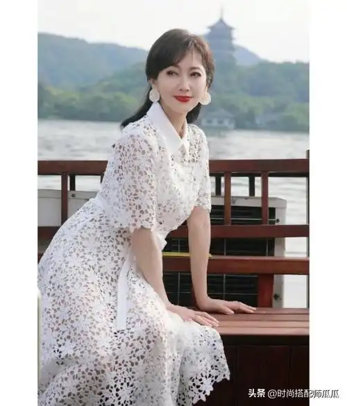 又被69岁赵雅芝惊艳到了穿衣花哨却很时尚她是如何做到的