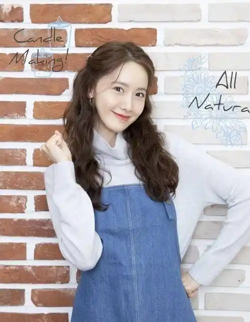 林允儿还将一头可爱十足的蛋卷发半扎了起来,这样的发型把林允儿整个