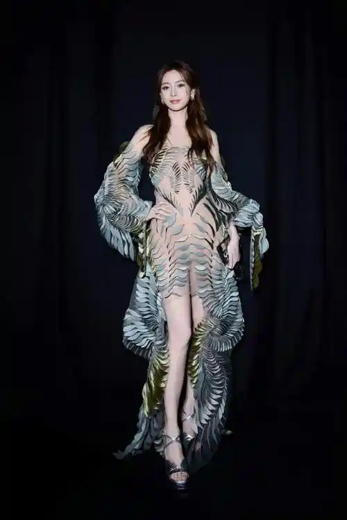 angelababy在巴黎秀场大杀四方,地位依旧稳,古董高定都弄到手了