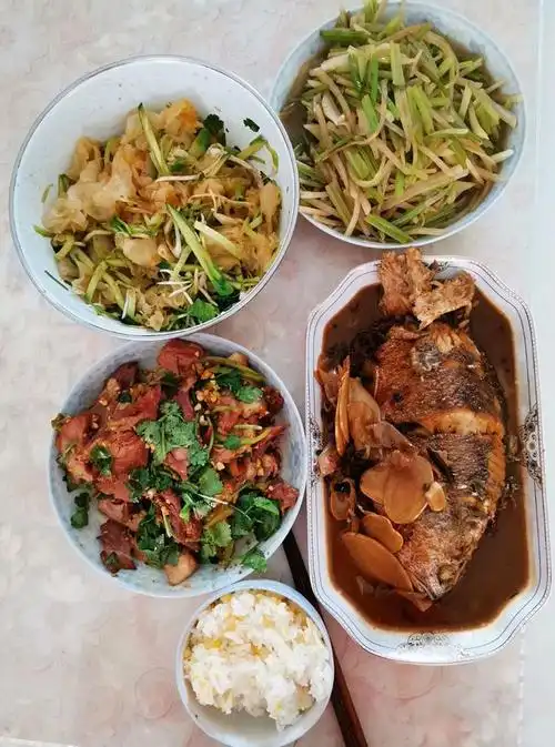 自己做的一桌饭菜,好友食欲哟