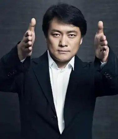 她19岁与导演"私奔",在地下室结婚,今丈夫用7部剧将她捧红