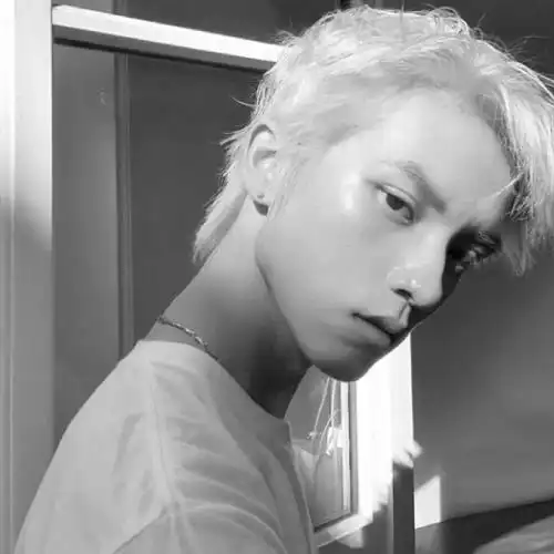 男生头像侧脸伤感黑白图片怀念起你的味道