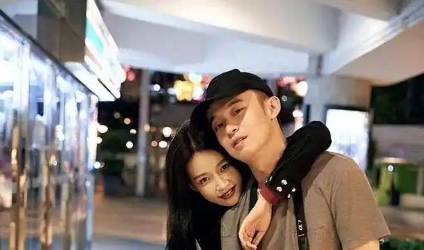 孙怡带着大福去玩,女儿才6岁就超过妈妈腰部,母女俩长腿抢镜