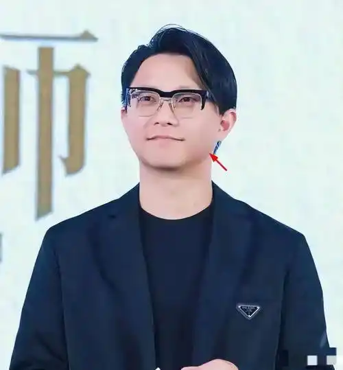 神秘导演成焦点,网友吐槽其面相议论纷纷_柯汶利_邱泽_张翰