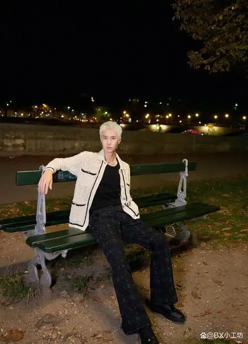 香奈儿全球品牌形象大使王一博身穿chanel2024春夏预告系列外套出席"