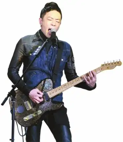 【图】黄贯中发微博怒斥父亲家暴(图)