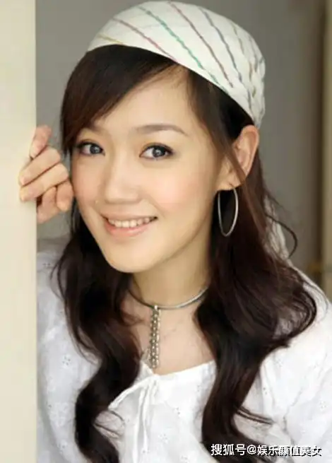 2003年4月,薛佳凝主演了《粉红女郎》,"哈妹"让薛佳凝火了,虽然在