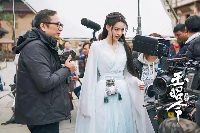张艺上首部古装力作玉昭令杀青片场照曝光或仙或飒