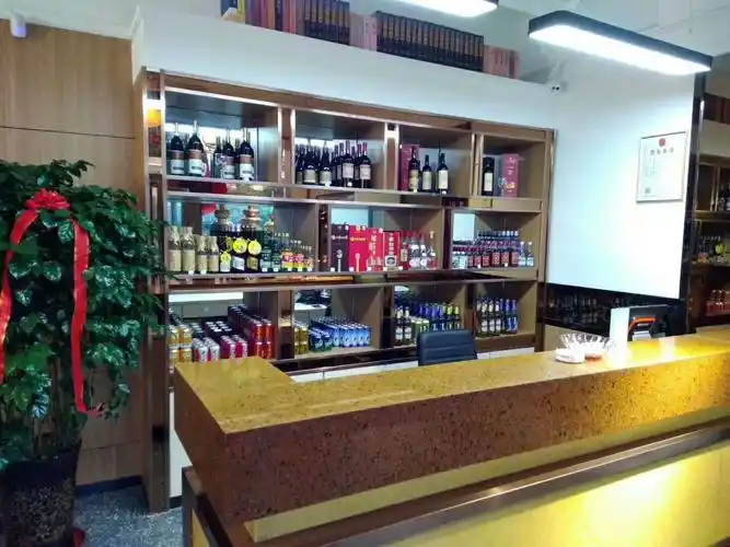 一进门,吧台的酒水先向您问好