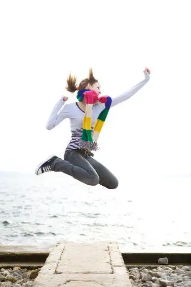 快乐的女孩在跳跃图片下载