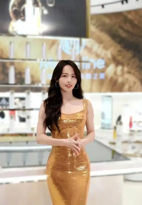 张嘉倪出席活动,身穿镀金亮片连衣裙,优雅贵气!_身材_金色_气质