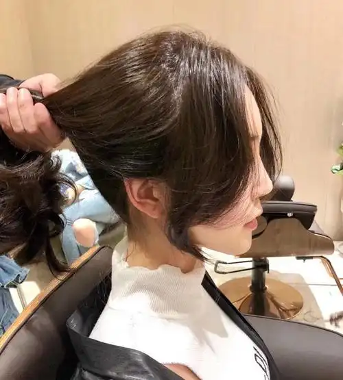 网红刘海简称韩式侧分刘海,适合四六分三七分,两侧刘海的发量随分缝线