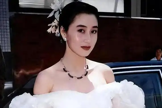 62岁利智近照曝光容颜大变陪李连杰和小女儿一起虔诚礼佛