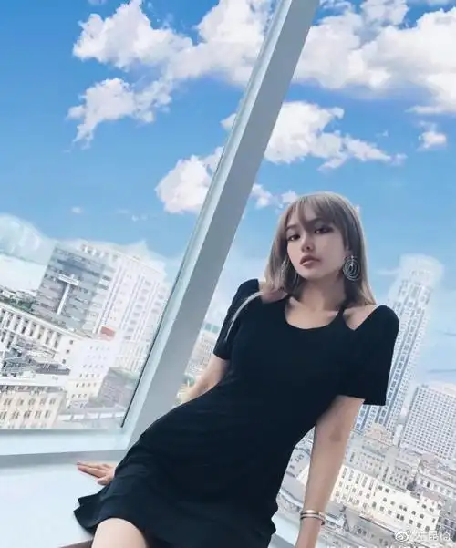 周扬青自信晒纯素颜照,皮肤光滑五官精致,却被指意外撞脸罗志祥