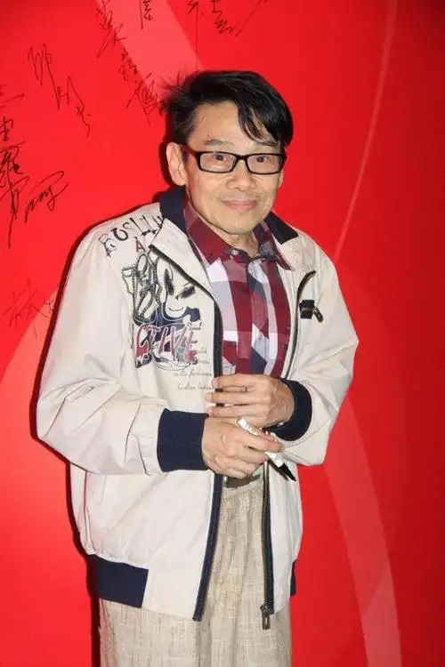 个子矮还驼背,却能唱能演能导成一代奇才