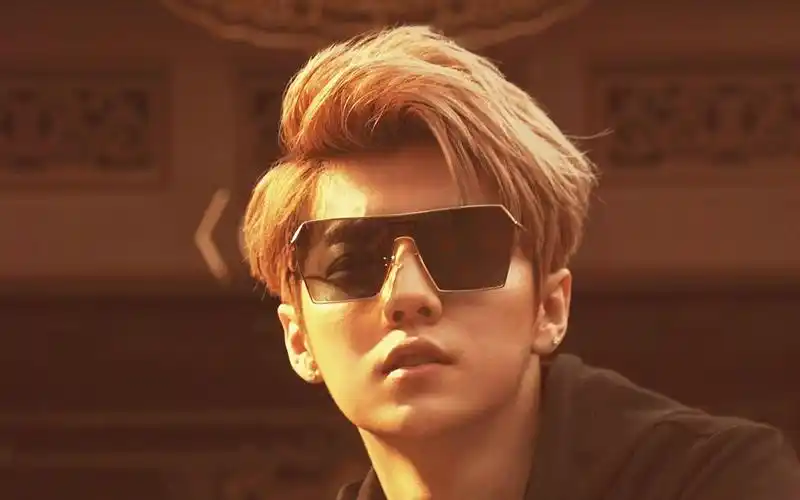 鹿晗京味十足的时尚写真图片桌面壁纸