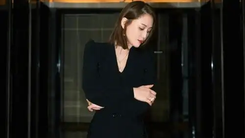 温柔优雅迷人女神陈乔恩时尚西装迷人写真