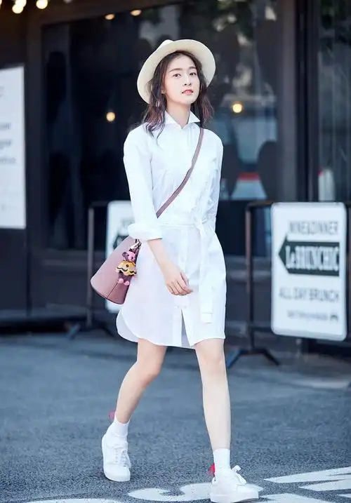 张雪迎戴渔夫帽太美大号卫衣搭破烂牛仔裤可爱成小姑娘了