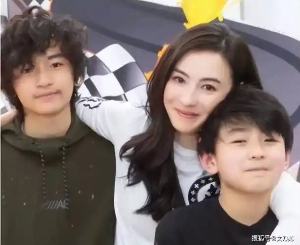 张柏芝三胎儿子正面照曝光,五官深邃混血感浓,网友:再拼个四胎吧