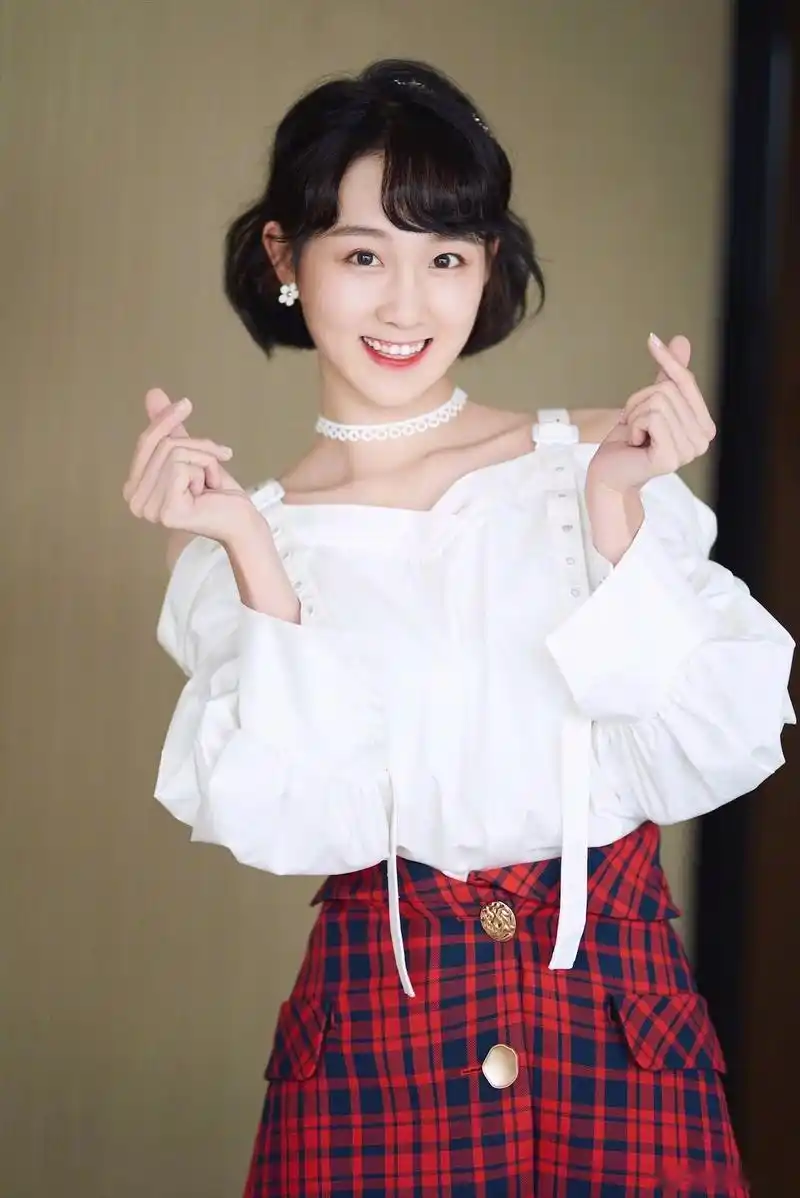 俏皮可爱但不失少女感,配以卷翘复古的短发更加凸显出娇小灵动的气质
