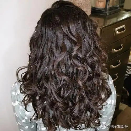 今秋减龄冷烫款(今冬流行满头烫)(7)