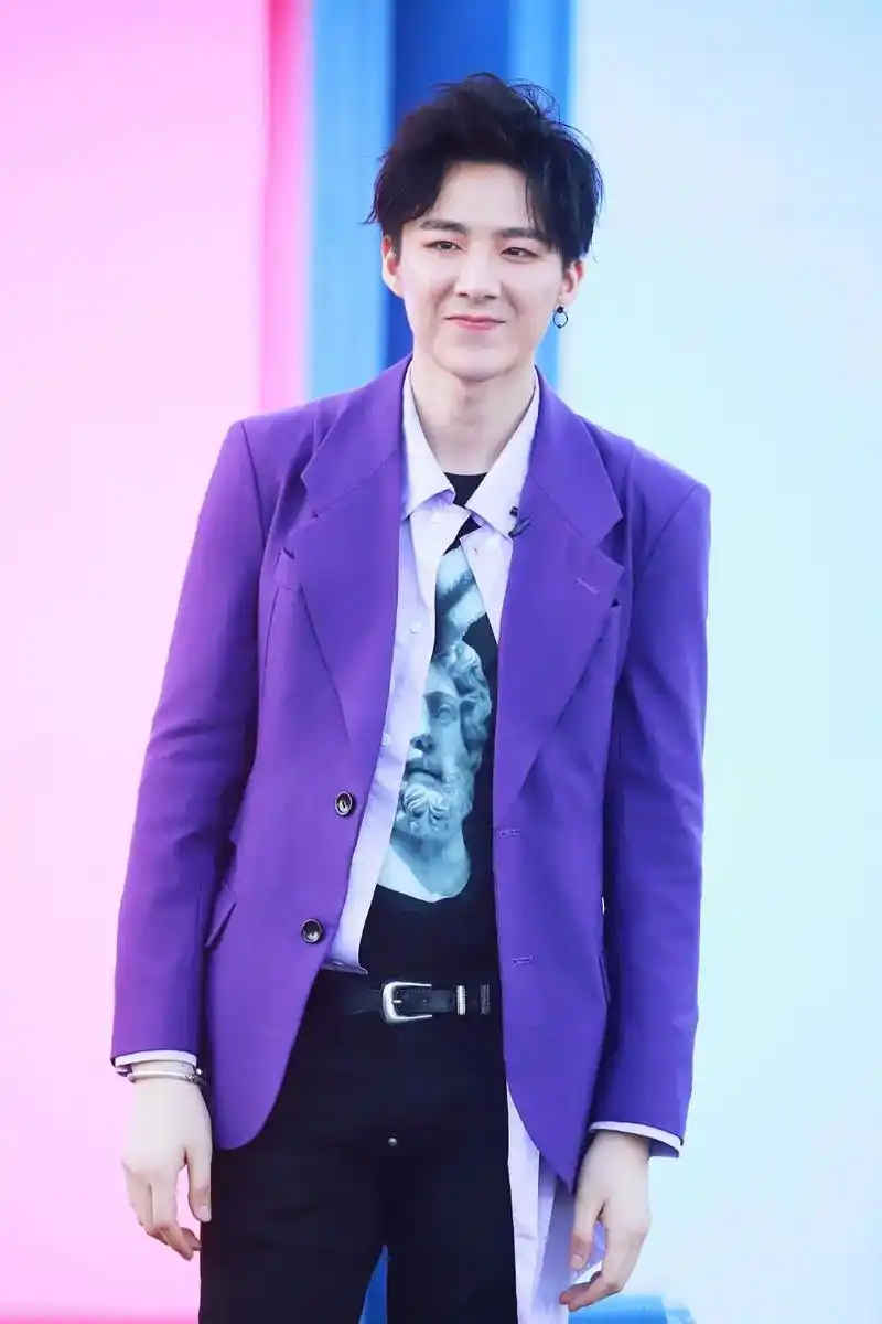 摩登兄弟刘宇宁 四年前的今天我的男孩一身紫色西装惊艳了所有 - 抖