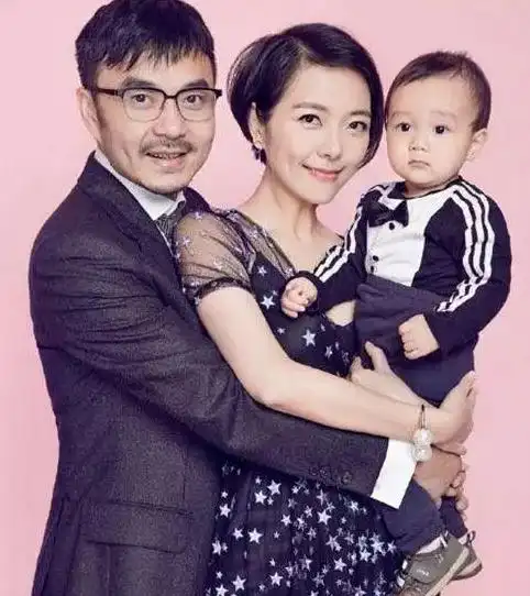 何炅一家三口图片(两大主持) - 赤虎壹号