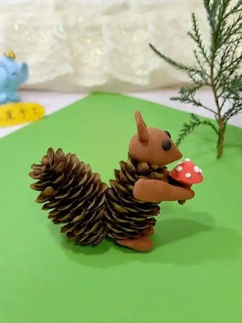 松鼠摆件,用两个松塔就能做出来,周末休息带孩子捡松塔去吧97#手工