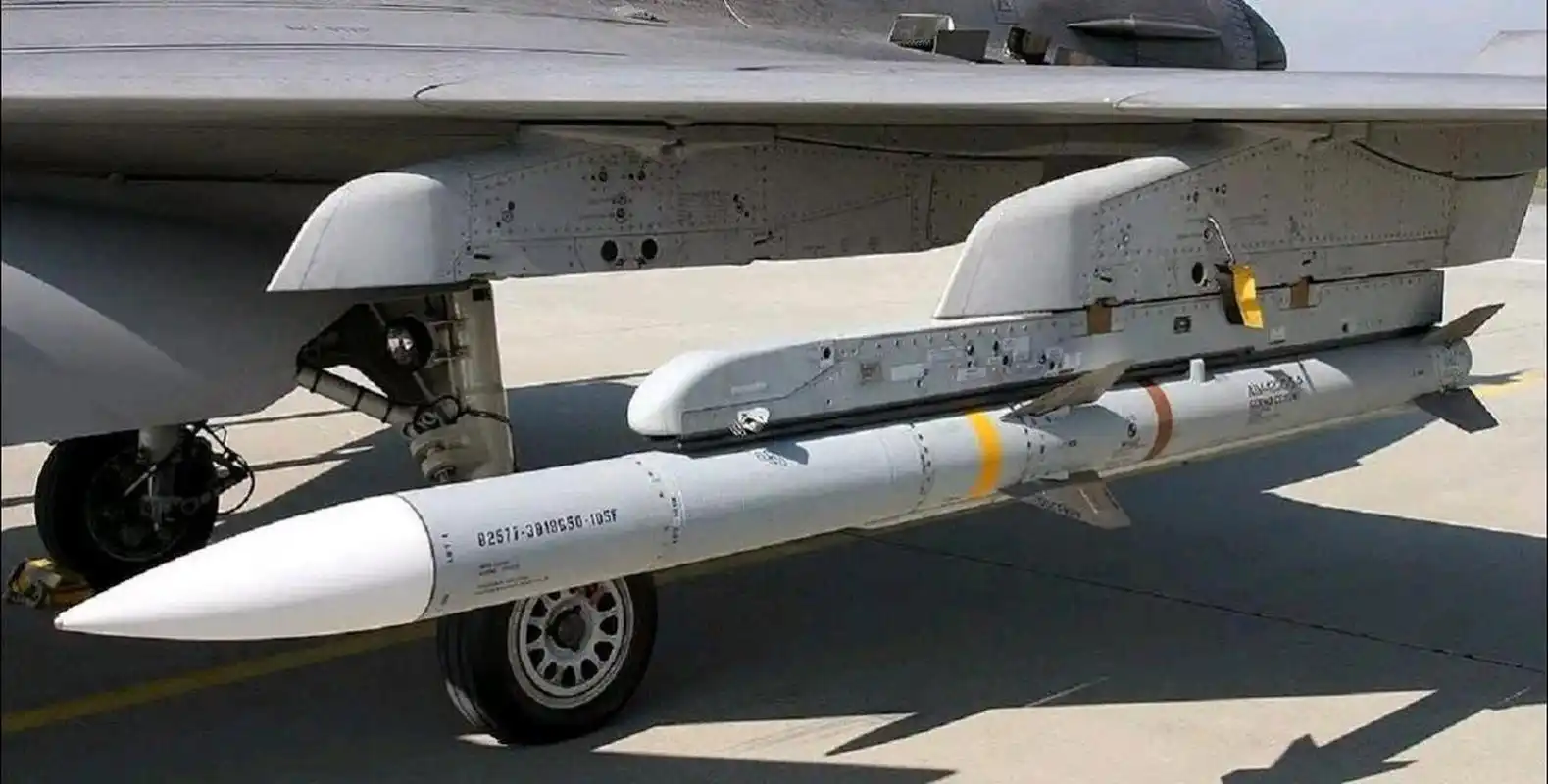 美军向乌克兰提供的aim-120空空导弹近日在俄罗斯布良斯克地区成功