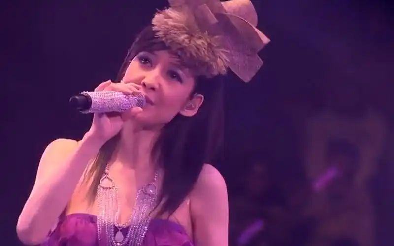 不愧为少男女神!周慧敏演唱会的这首《自作多情》,迷倒众生!