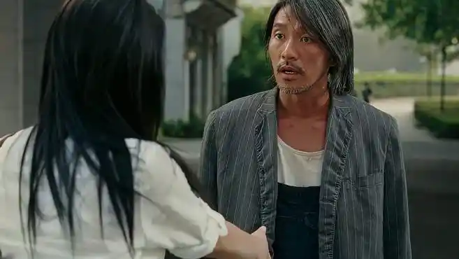 长江七号:星爷与别人握手,这个不经意间动作,道出了多少心辛酸-影视综