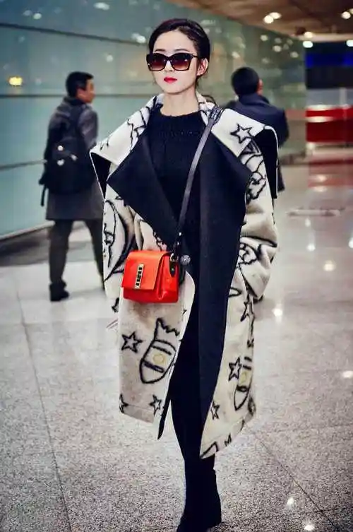 赵丽颖大衣墨镜红唇街拍大片